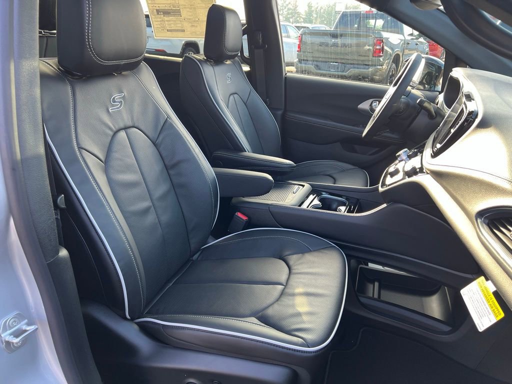 New 2026 Chrysler Pacifica Limited w/ S Appearance Package AWD/4WD image 10