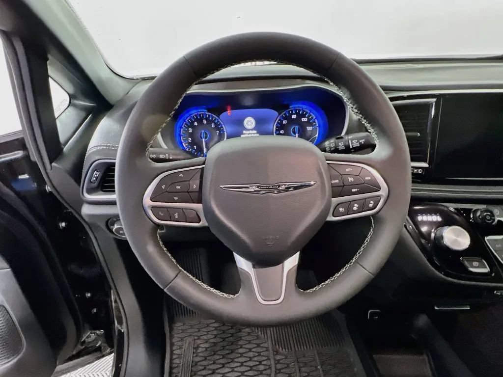 Used 2025 Chrysler Pacifica Select w/ Fav Edition Package FWD image 12