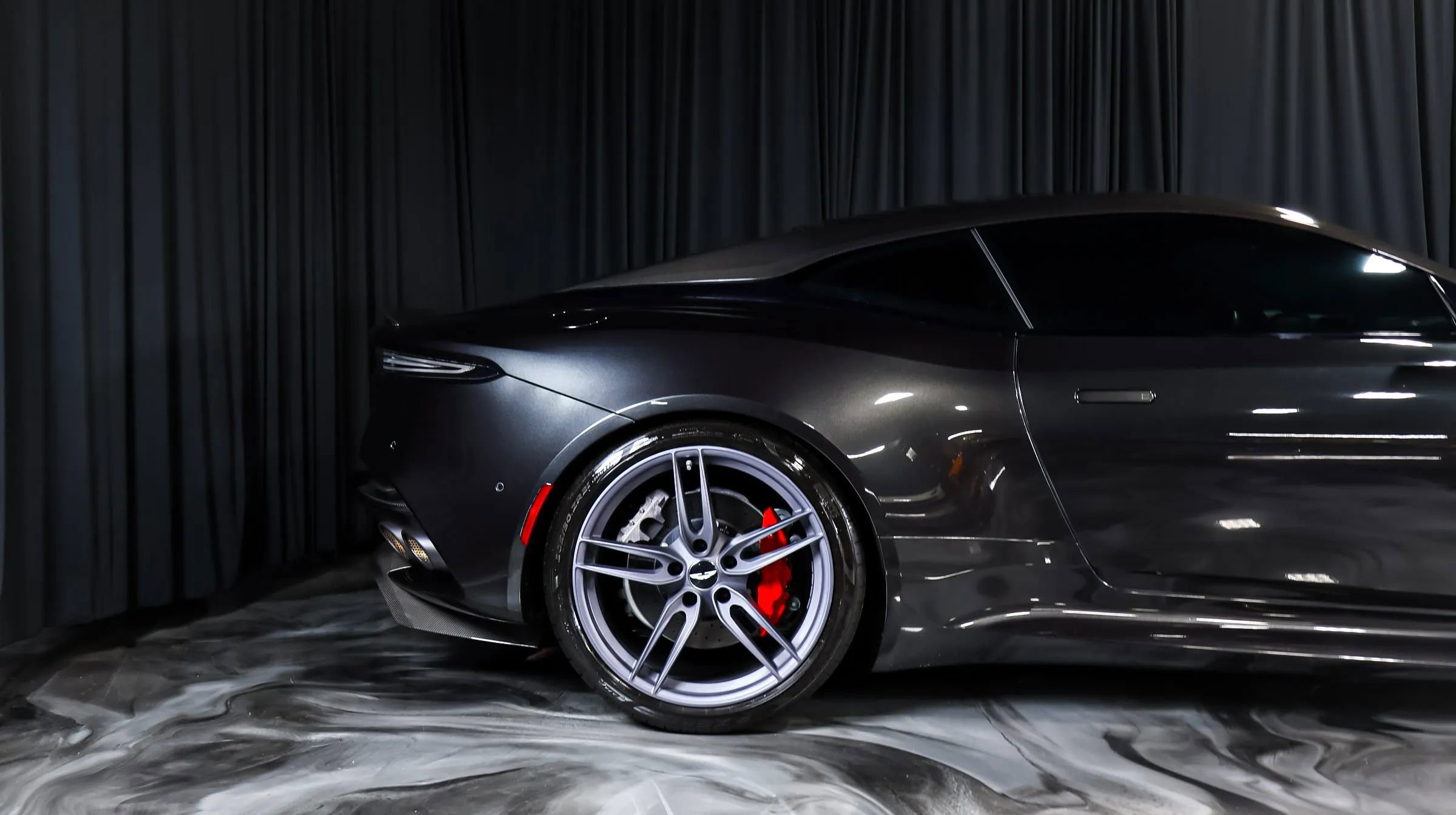 Used 2019 Aston Martin DBS Superleggera RWD image 3