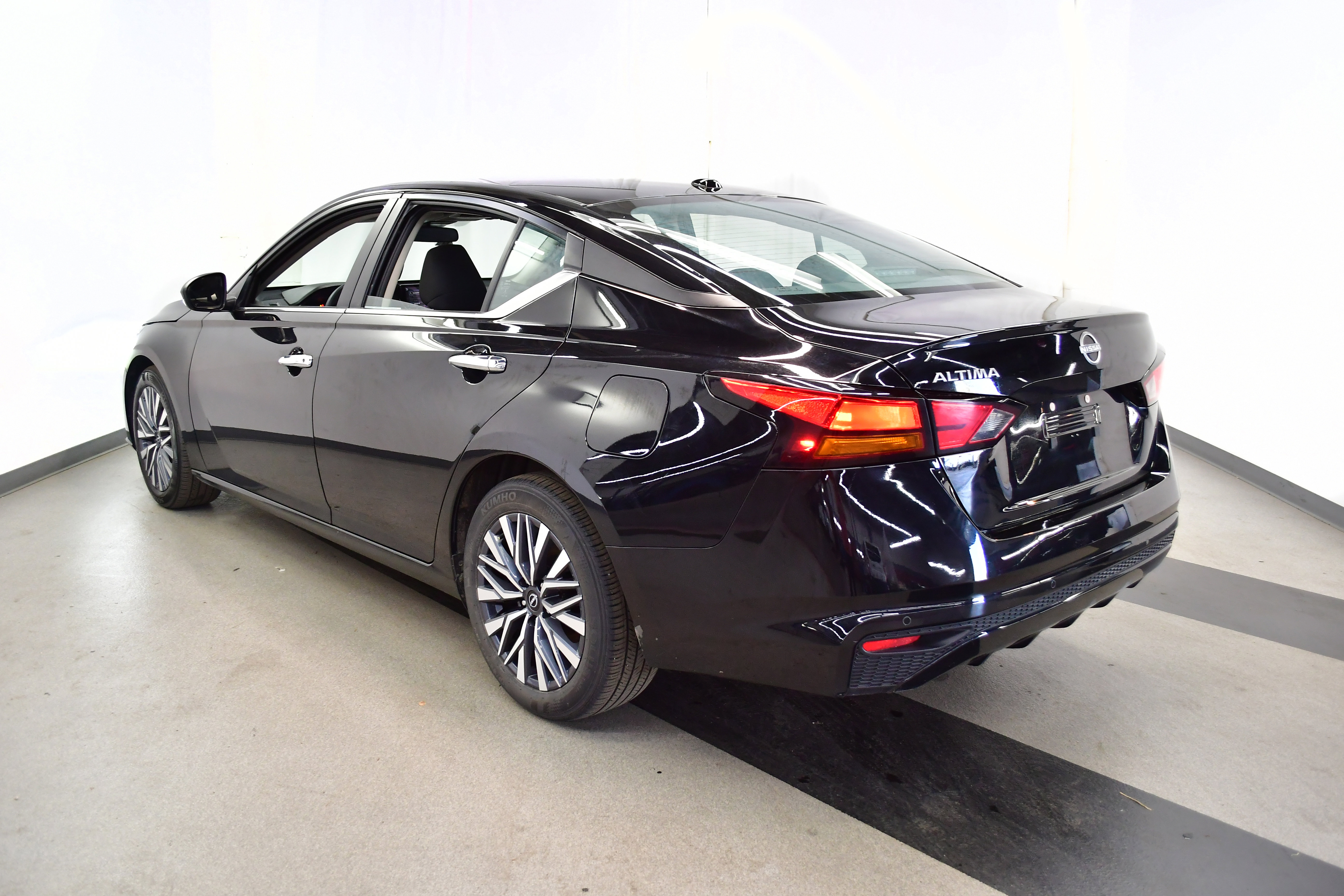 Used 2025 Nissan Altima 2.5 SV FWD image 5