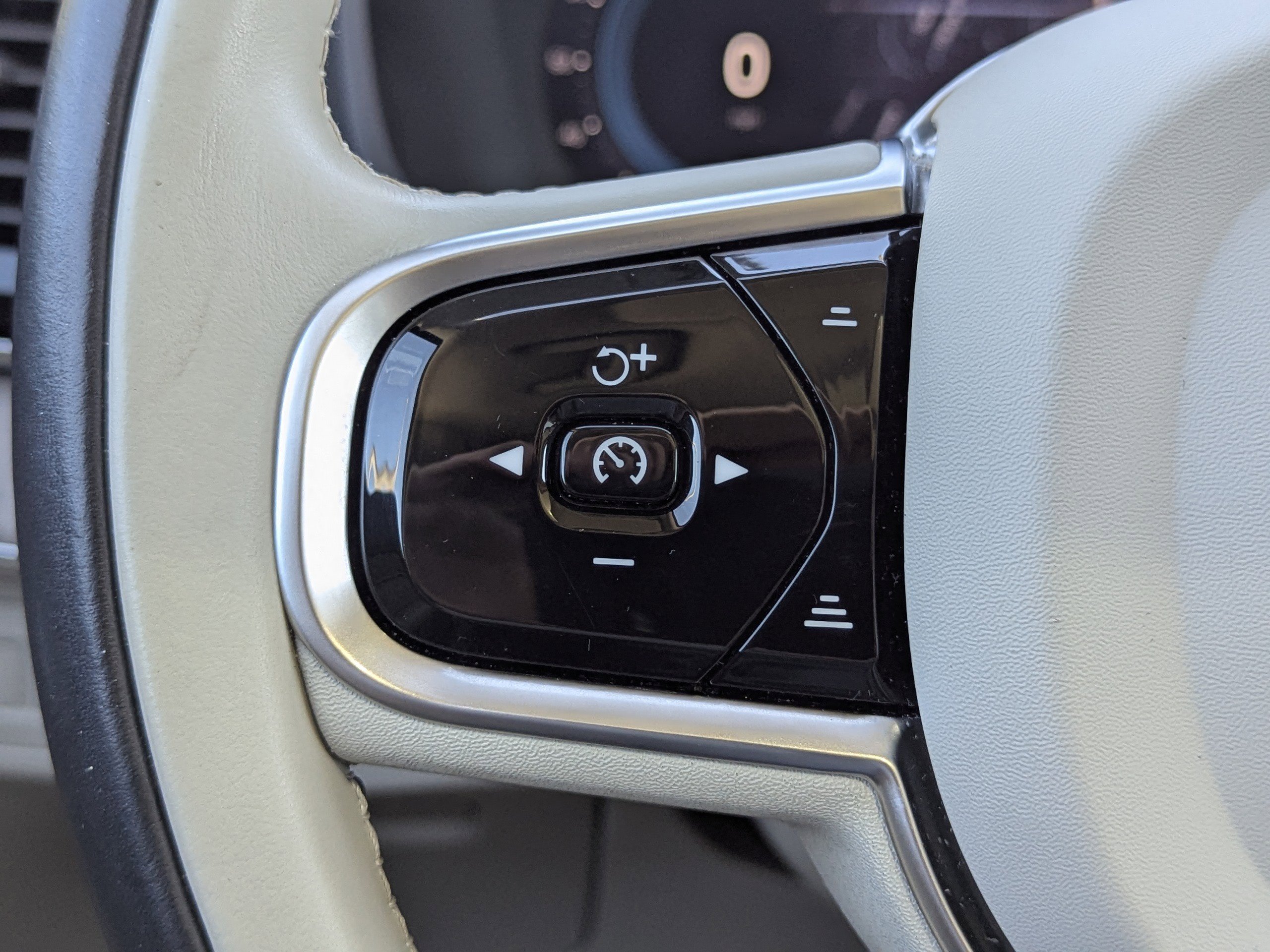 Used 2023 Volvo XC90 T8 Plus w/ Protection Package Premier image 34