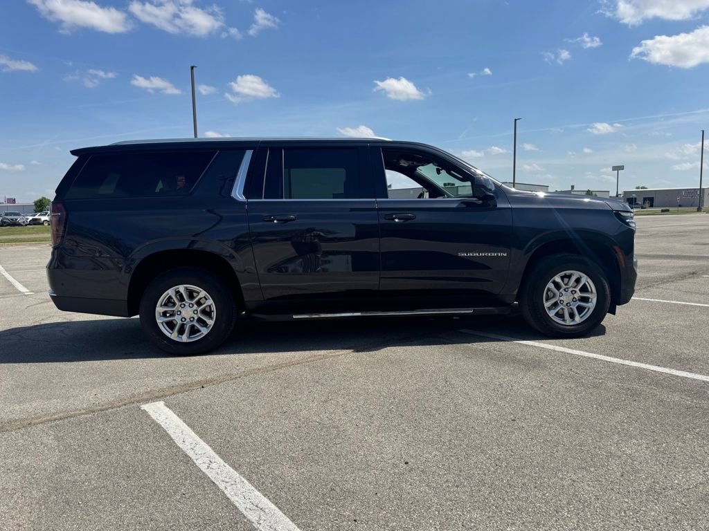 Used 2025 Chevrolet Suburban LT image 8