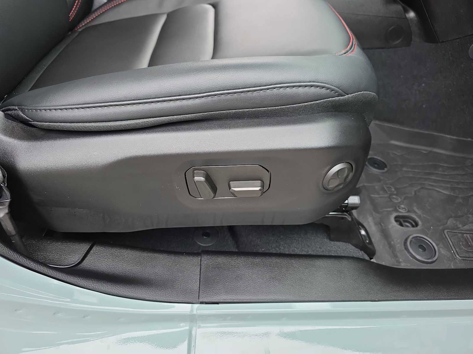 Used 2024 Jeep Wrangler Unlimited Rubicon w/ Technology Group image 25