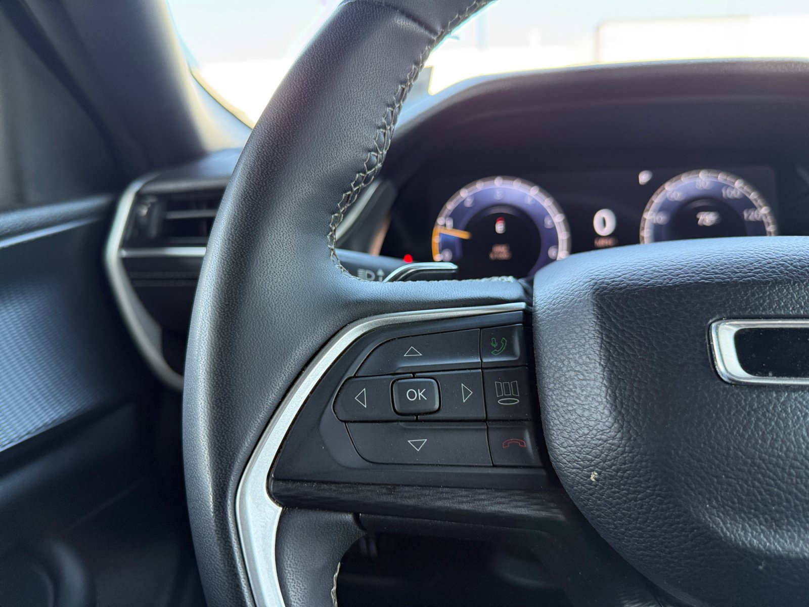 Used 2024 Jeep Grand Cherokee Altitude AWD/4WD image 17