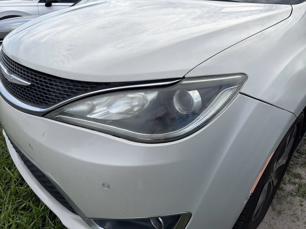 Used 2017 Chrysler Pacifica Limited FWD image 4