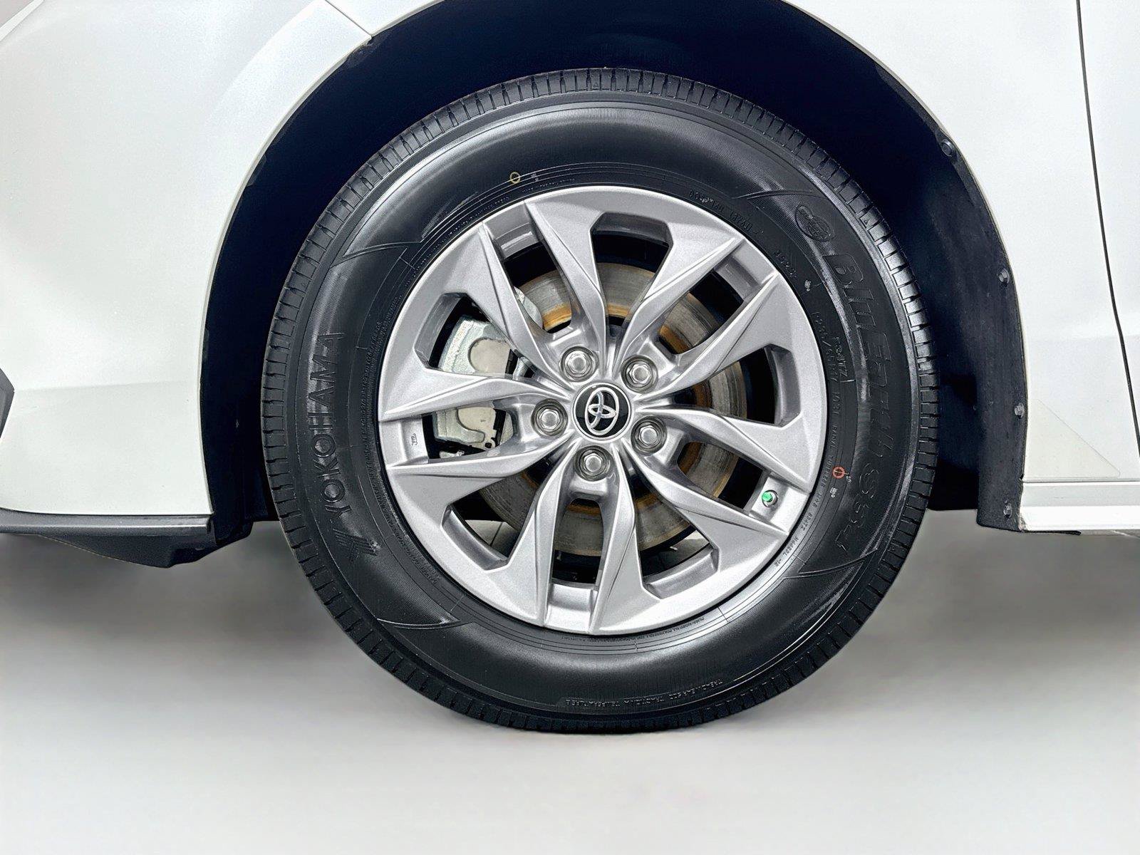 Certified 2025 Toyota Sienna XLE FWD image 45