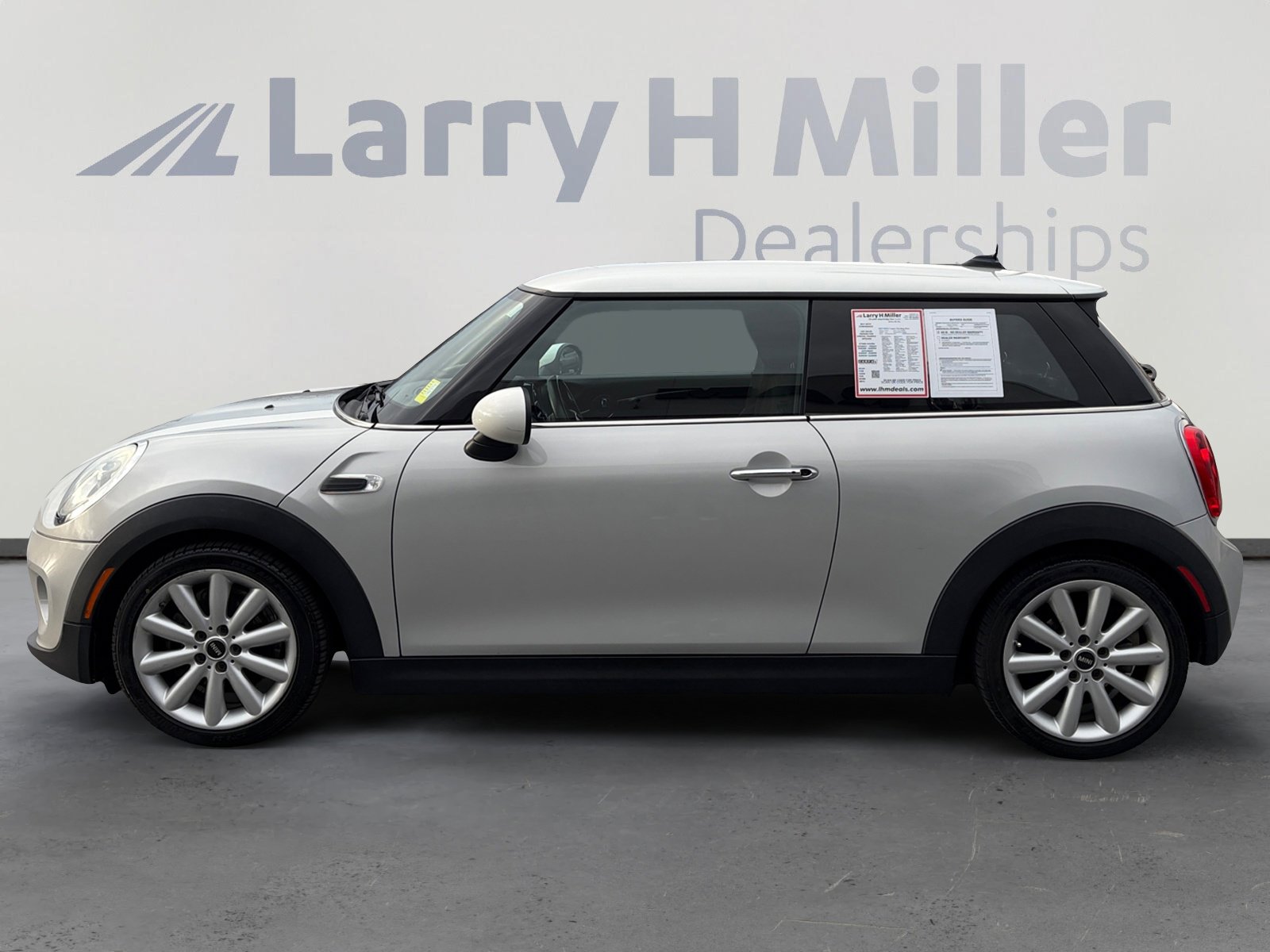 Used 2015 MINI Cooper 2-Door Hardtop image 2