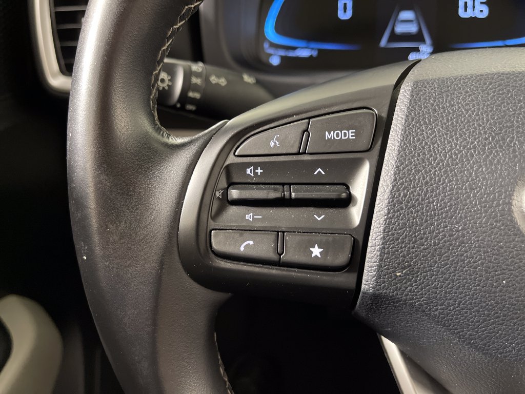 Certified 2025 Hyundai Venue SEL FWD image 29