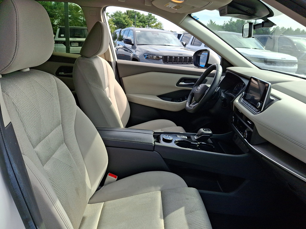 Used 2025 Nissan Rogue SV AWD/4WD image 12