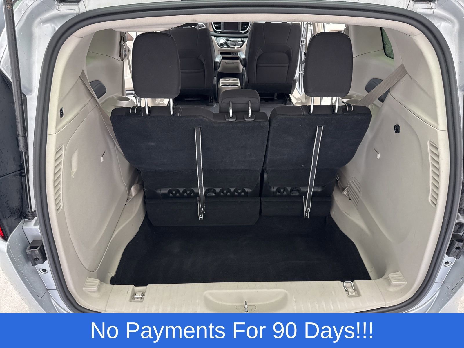 Used 2022 Chrysler Voyager LX image 39