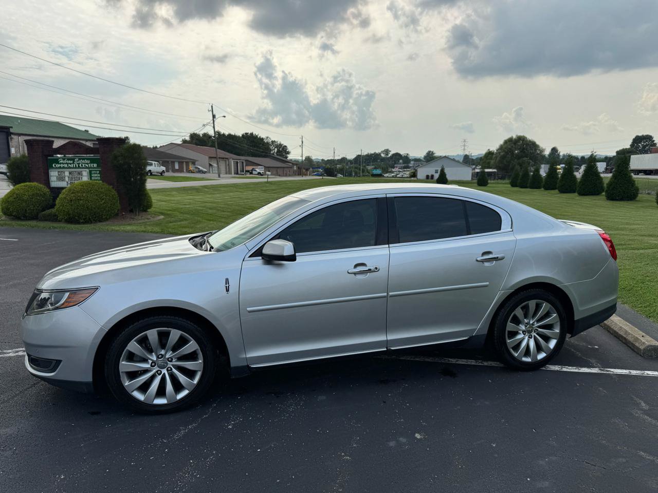 Used 2014 Lincoln MKS FWD image 4