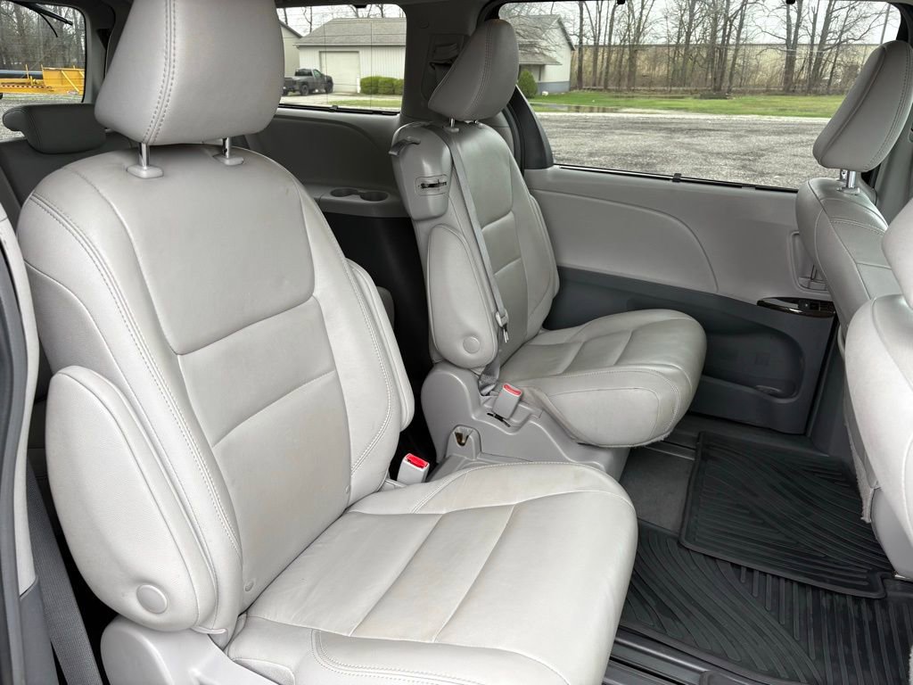 Used 2019 Toyota Sienna XLE FWD image 14