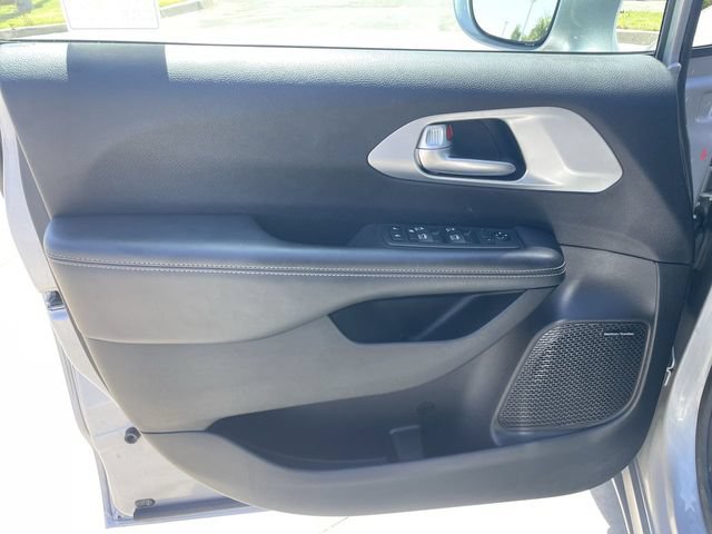 Used 2018 Chrysler Pacifica Touring-L Plus FWD image 23