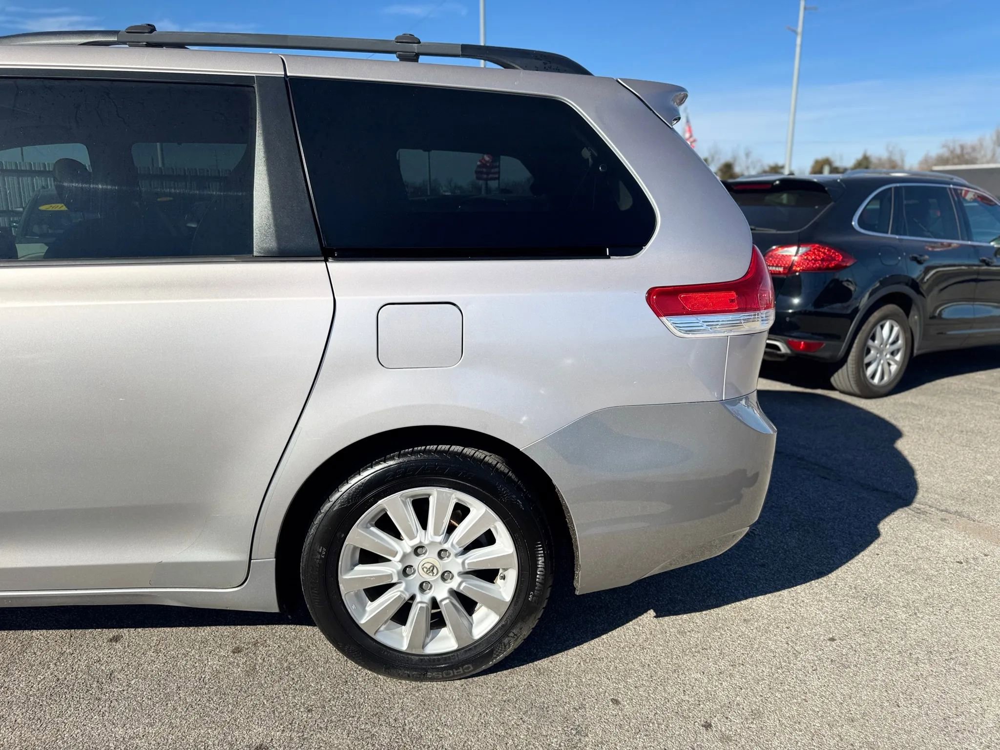 Used 2012 Toyota Sienna XLE image 28