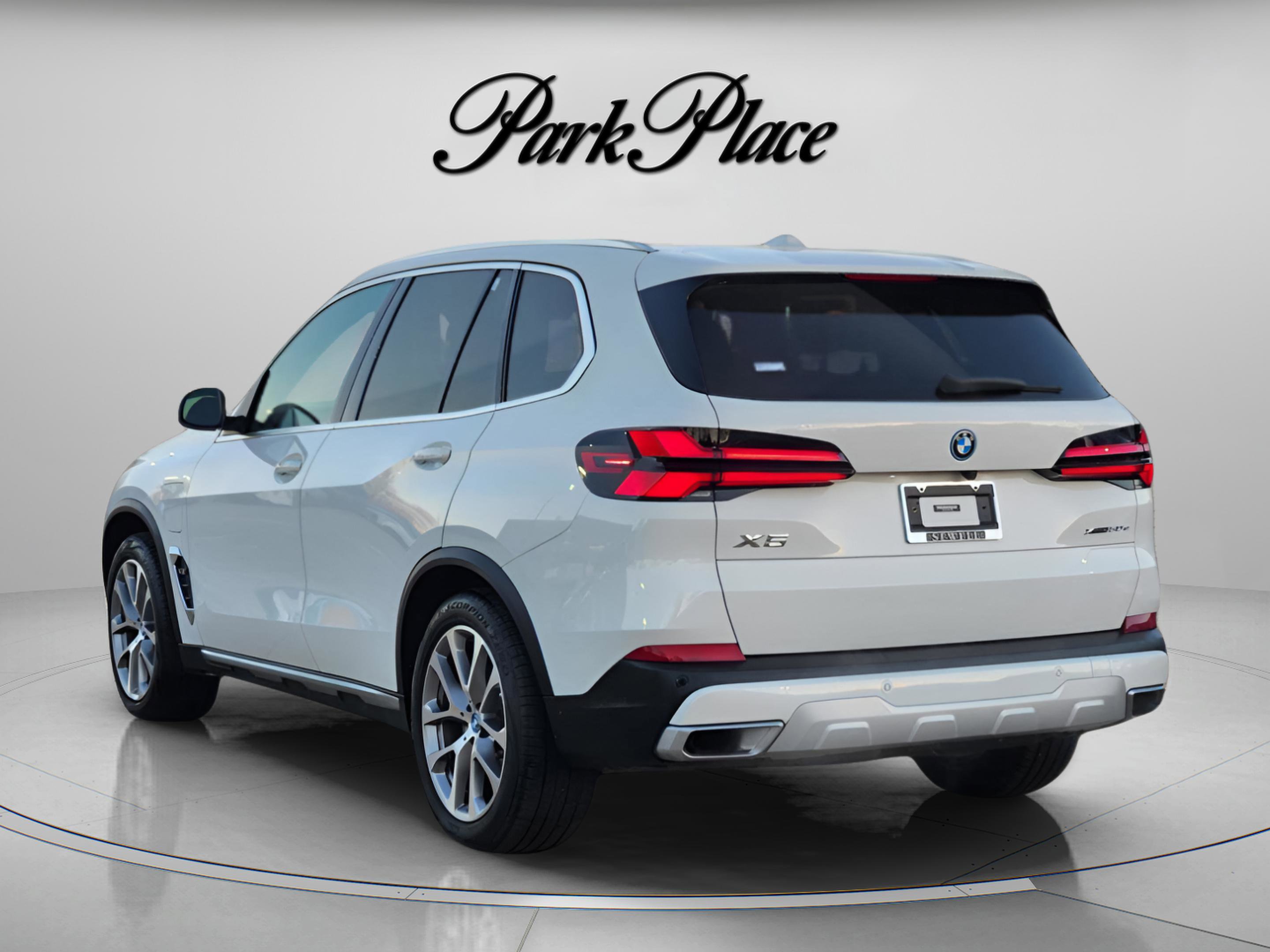 Used 2024 BMW X5 xDrive50e image 3