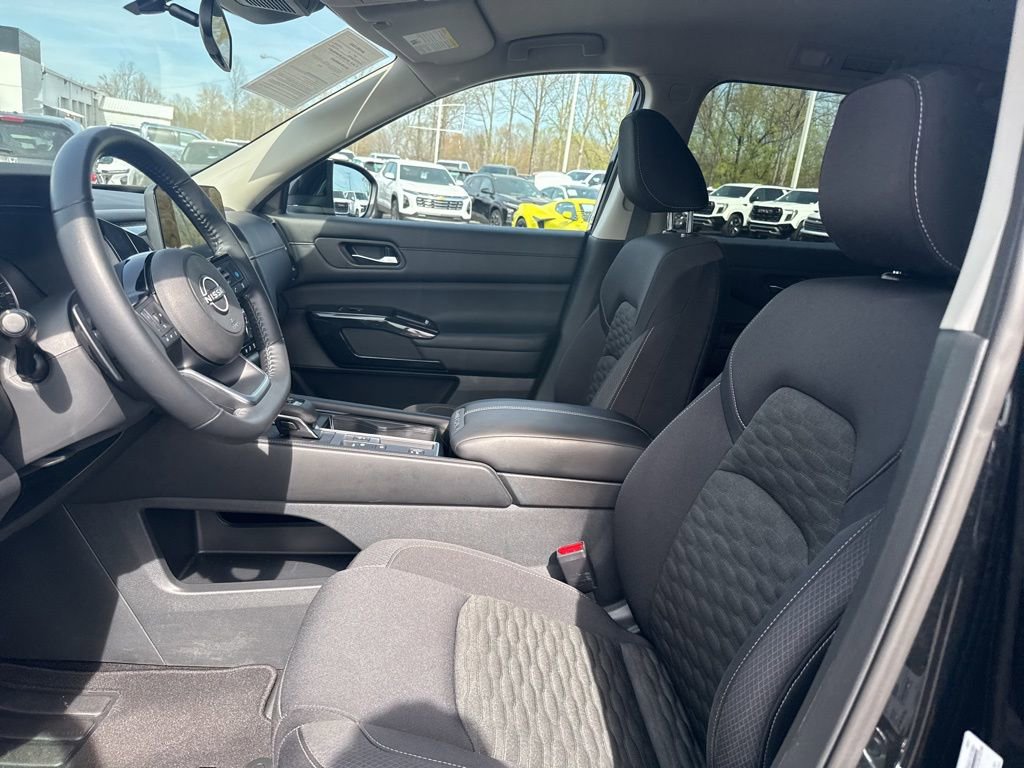 Used 2022 Nissan Pathfinder SV image 9