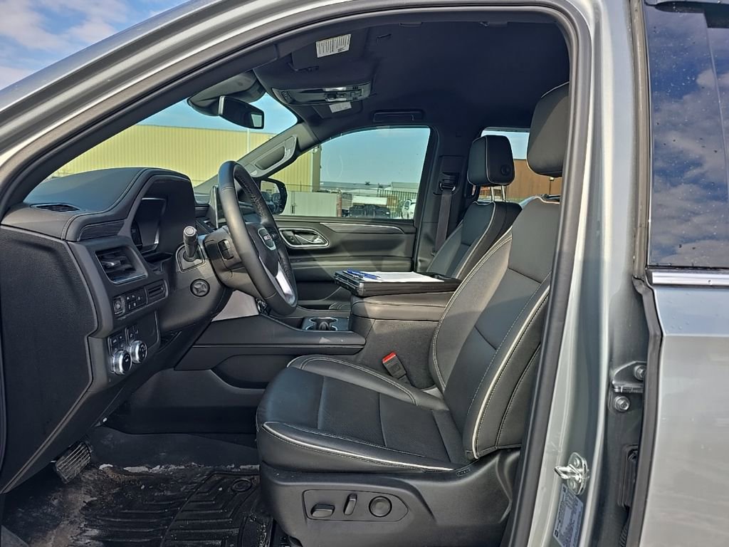 Used 2024 GMC Yukon SLT w/ SLT Luxury Package image 11