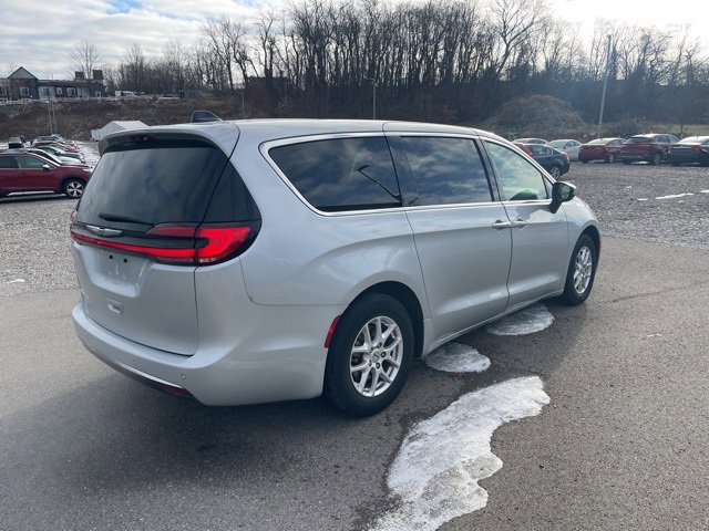 Used 2023 Chrysler Pacifica Touring-L image 10