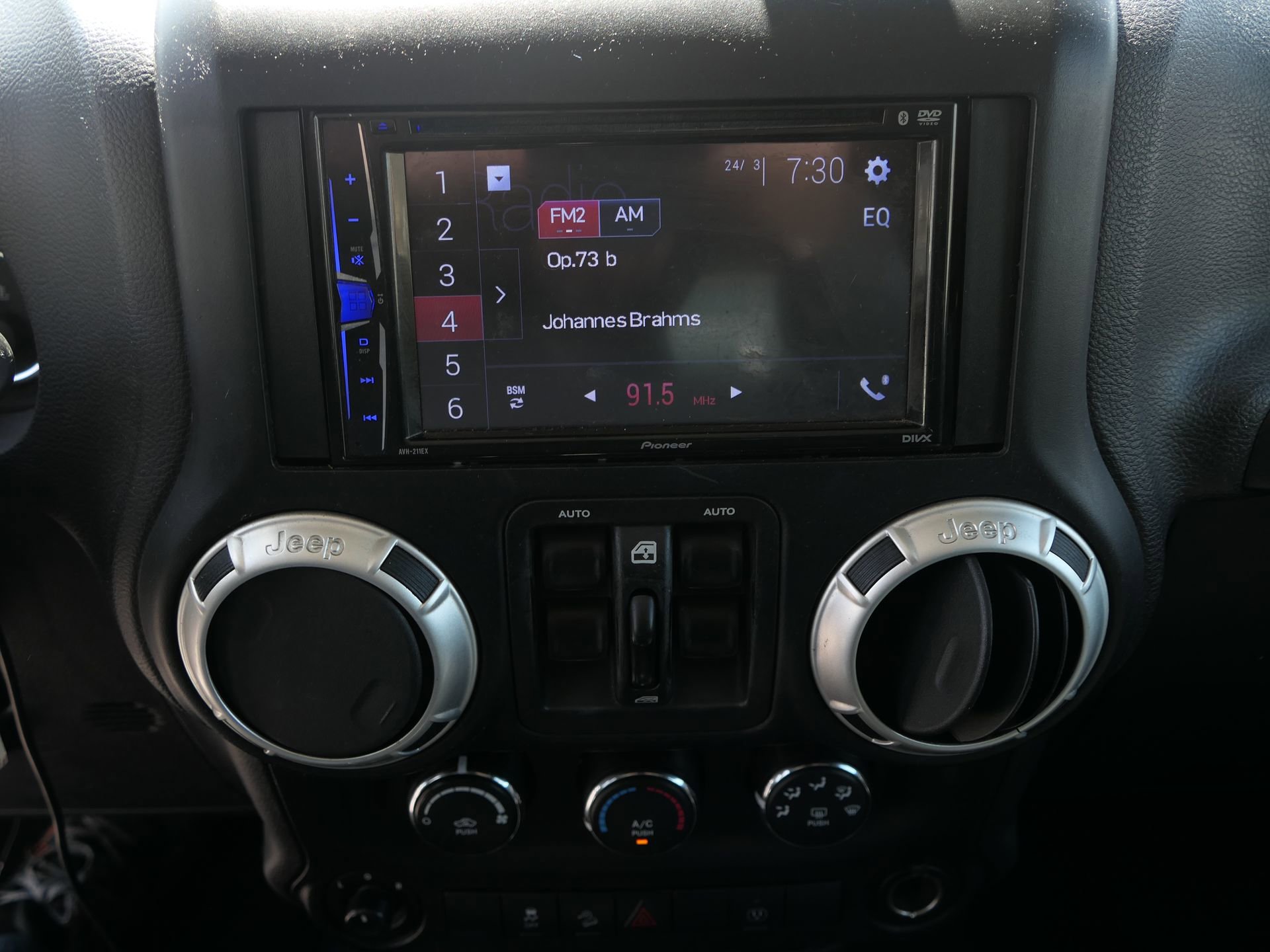 Used 2017 Jeep Wrangler Unlimited Sahara image 21