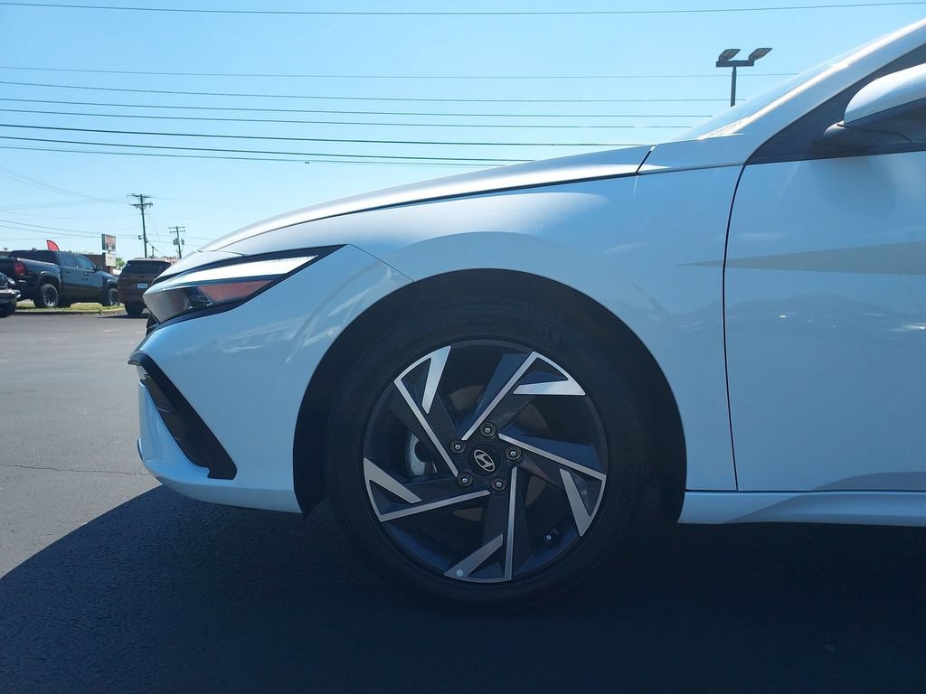 Used 2025 Hyundai Elantra SE FWD image 16