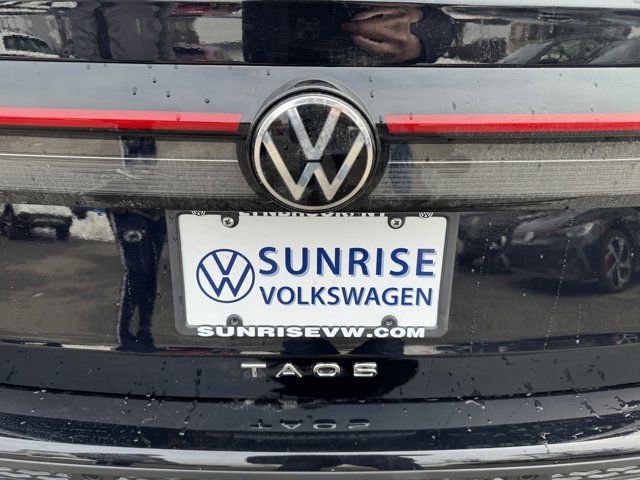 Used 2025 Volkswagen Taos SE w/ Panoramic Sunroof Package AWD/4WD image 39