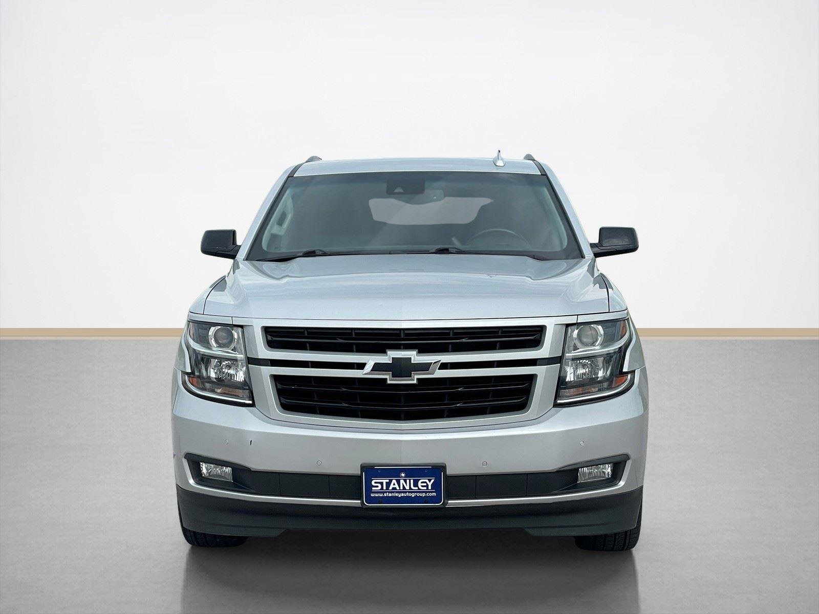 Used 2018 Chevrolet Suburban LT w/ Luxury Package RWD image 2