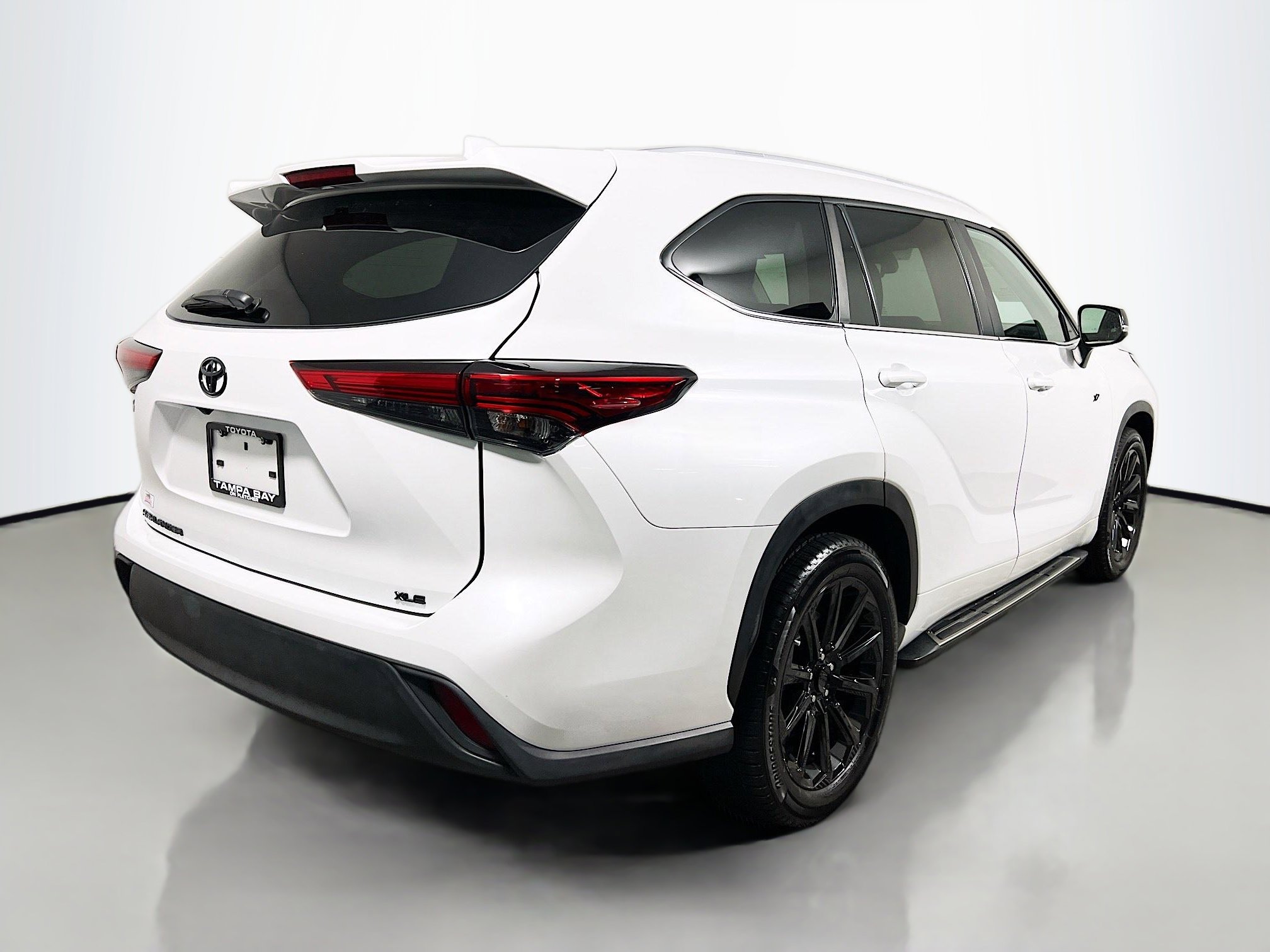 Used 2023 Toyota Highlander XLE image 4