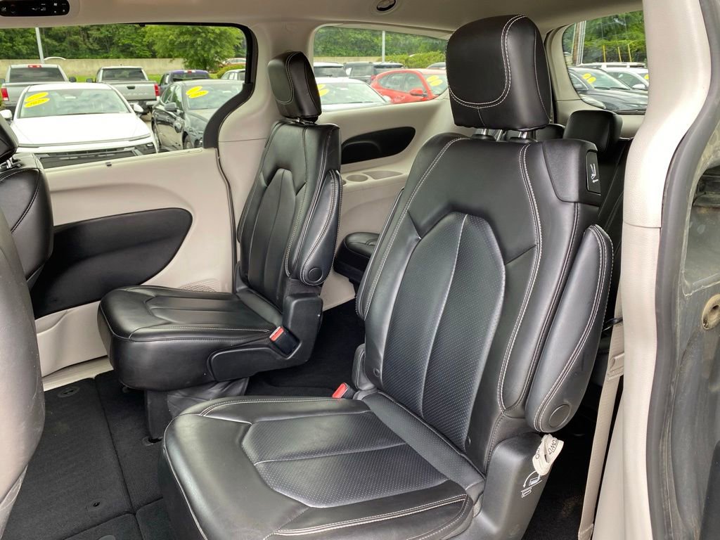 Used 2023 Chrysler Pacifica Touring-L FWD image 24