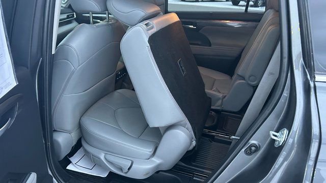 Used 2023 Toyota Highlander Limited image 39