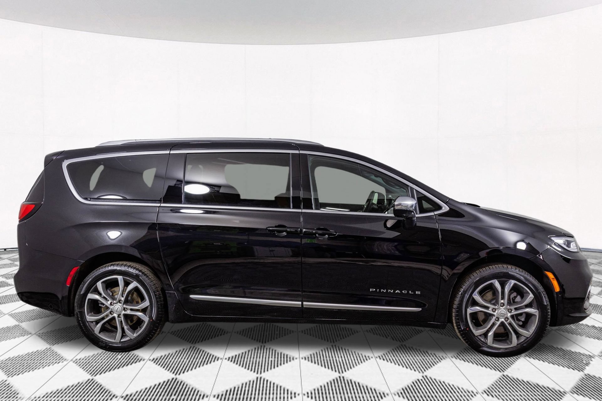 New 2026 Chrysler Pacifica Pinnacle w/ Trailer Tow Group AWD/4WD image 16