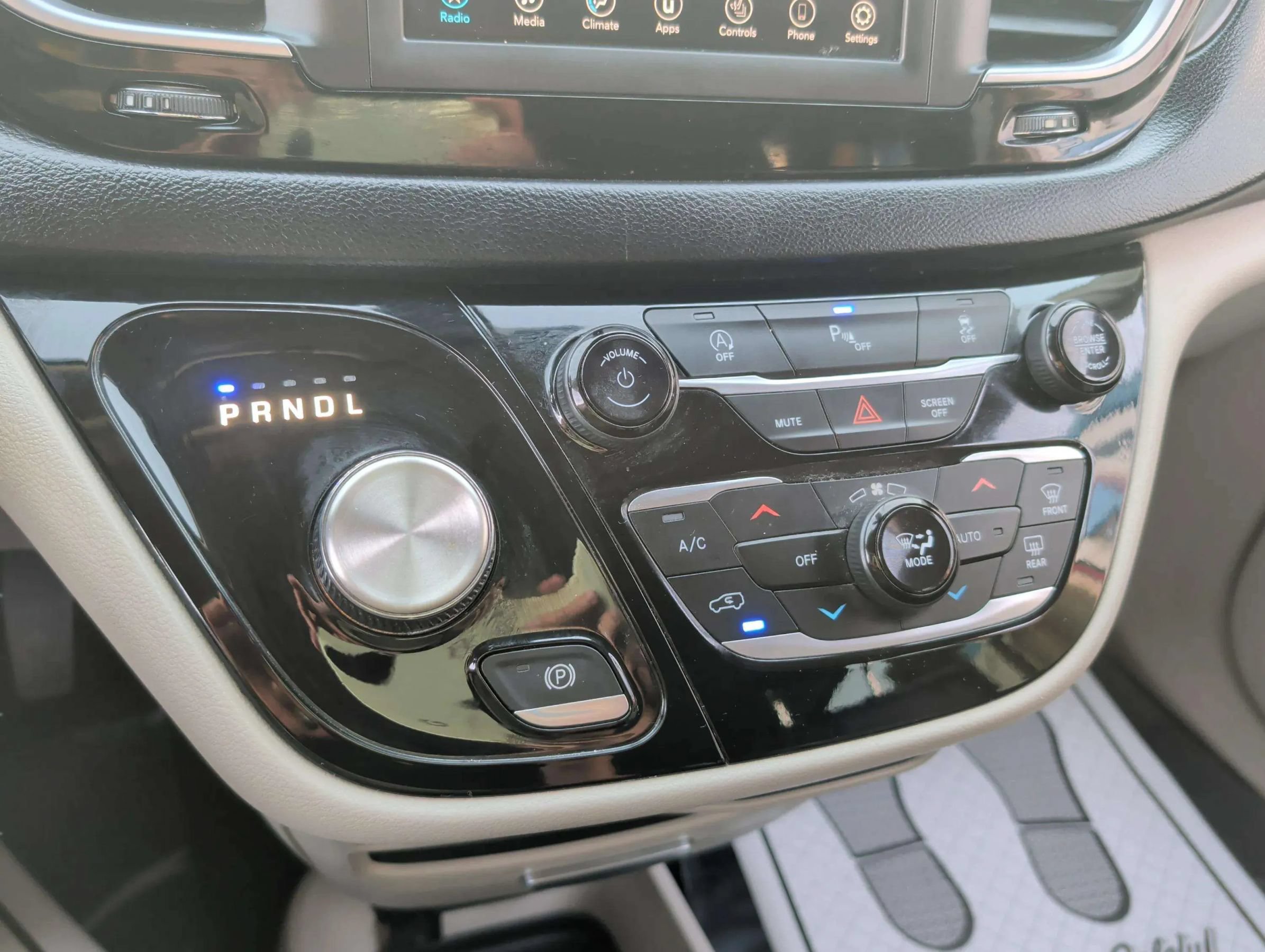 Used 2020 Chrysler Pacifica Touring-L FWD image 14