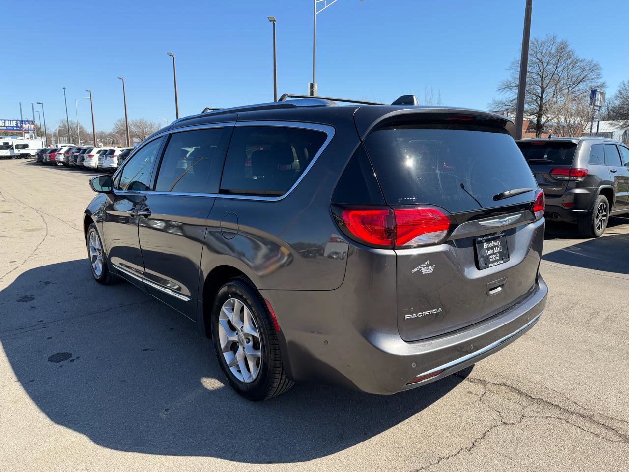 Used 2018 Chrysler Pacifica Touring-L w/ Advanced Safetytec Group image 5