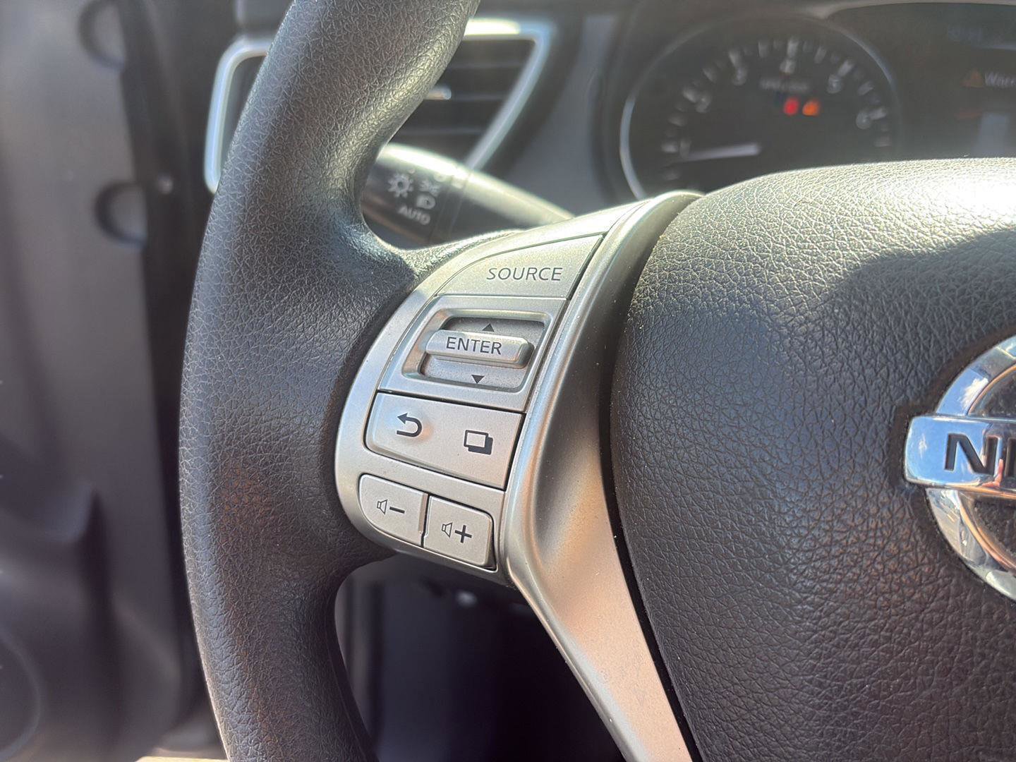Used 2016 Nissan Rogue SV AWD/4WD image 19
