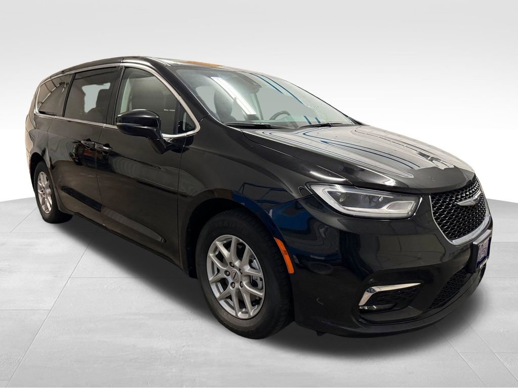 Used 2024 Chrysler Pacifica Touring-L FWD image 5