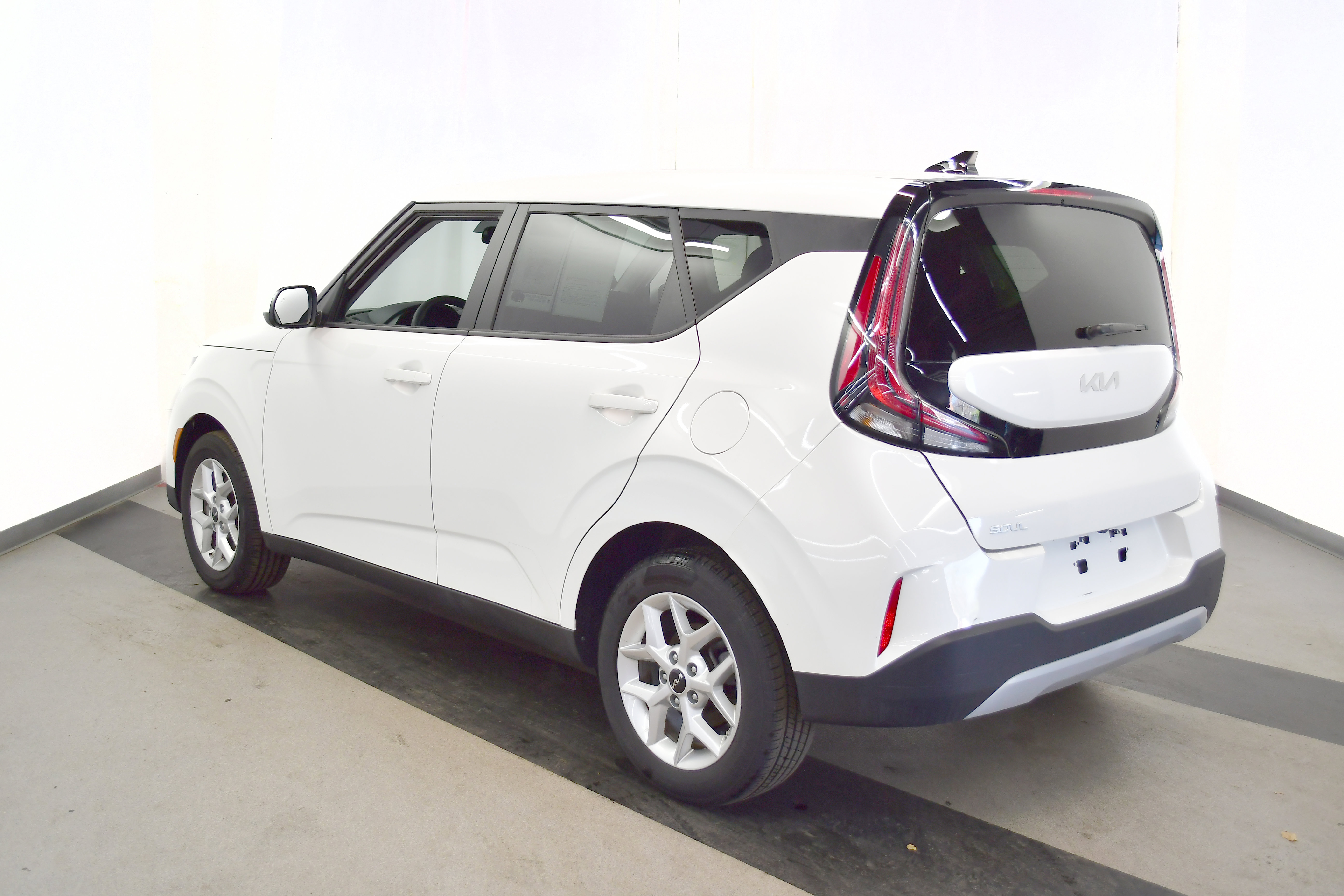Used 2025 Kia Soul LX w/ LX Technology Package FWD image 5