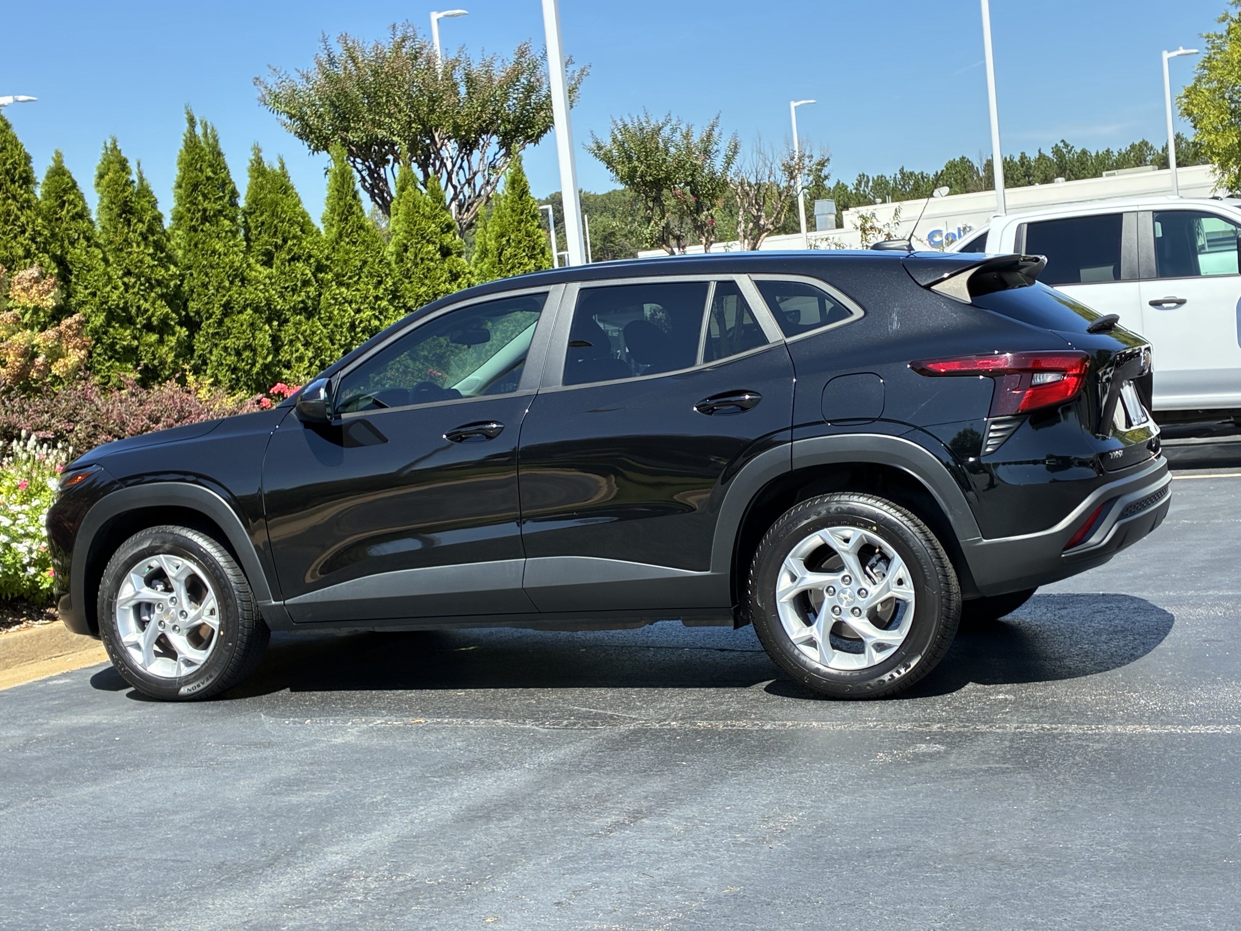 Used 2025 Chevrolet Trax LS w/ LS Convenience Package FWD image 8