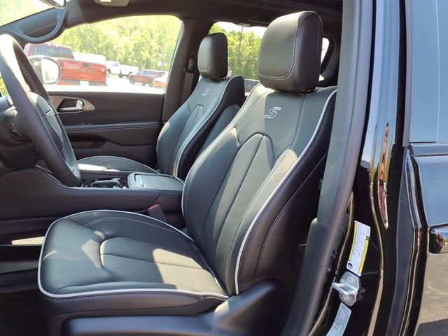 New 2027 Chrysler Pacifica Limited FWD image 12
