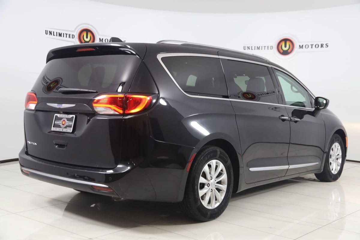 Used 2018 Chrysler Pacifica Touring-L FWD image 3