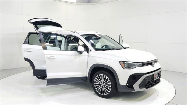 Used 2025 Volkswagen Taos SE image 29