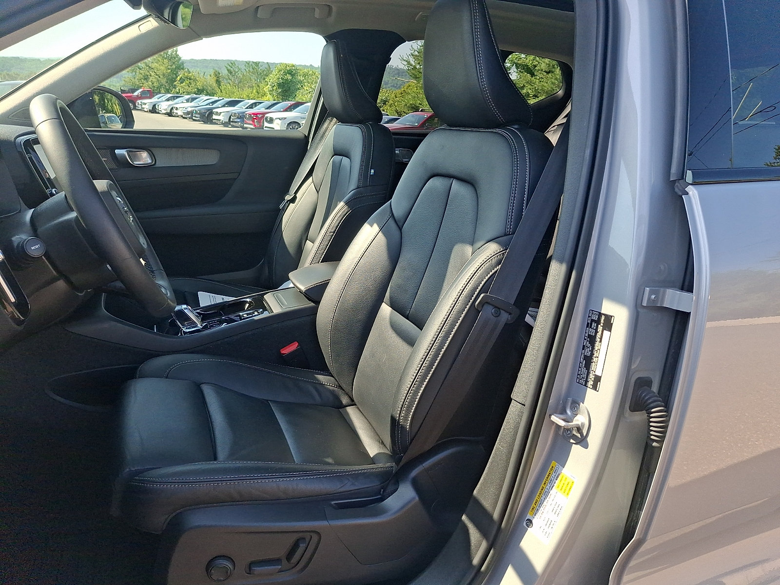Certified 2023 Volvo XC40 B5 Ultimate w/ Protection Package Premier AWD/4WD image 14
