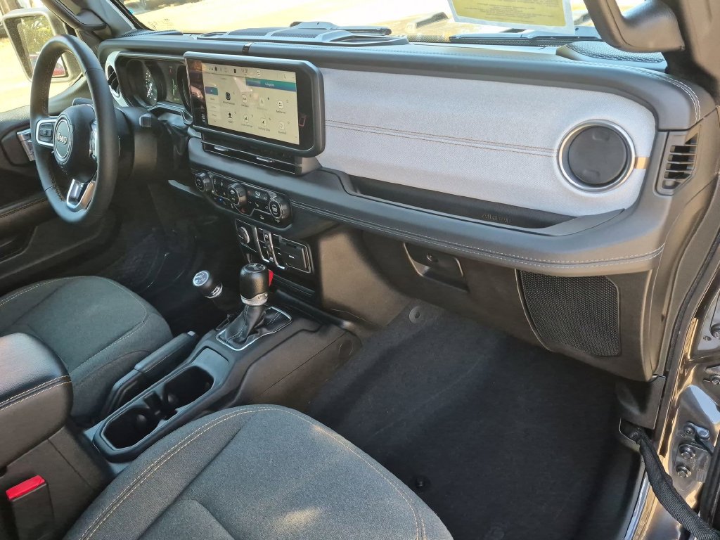 Used 2024 Jeep Wrangler Unlimited Sahara AWD/4WD image 25