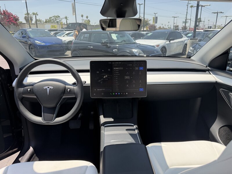Used 2024 Tesla Model Y Long Range AWD/4WD image 25