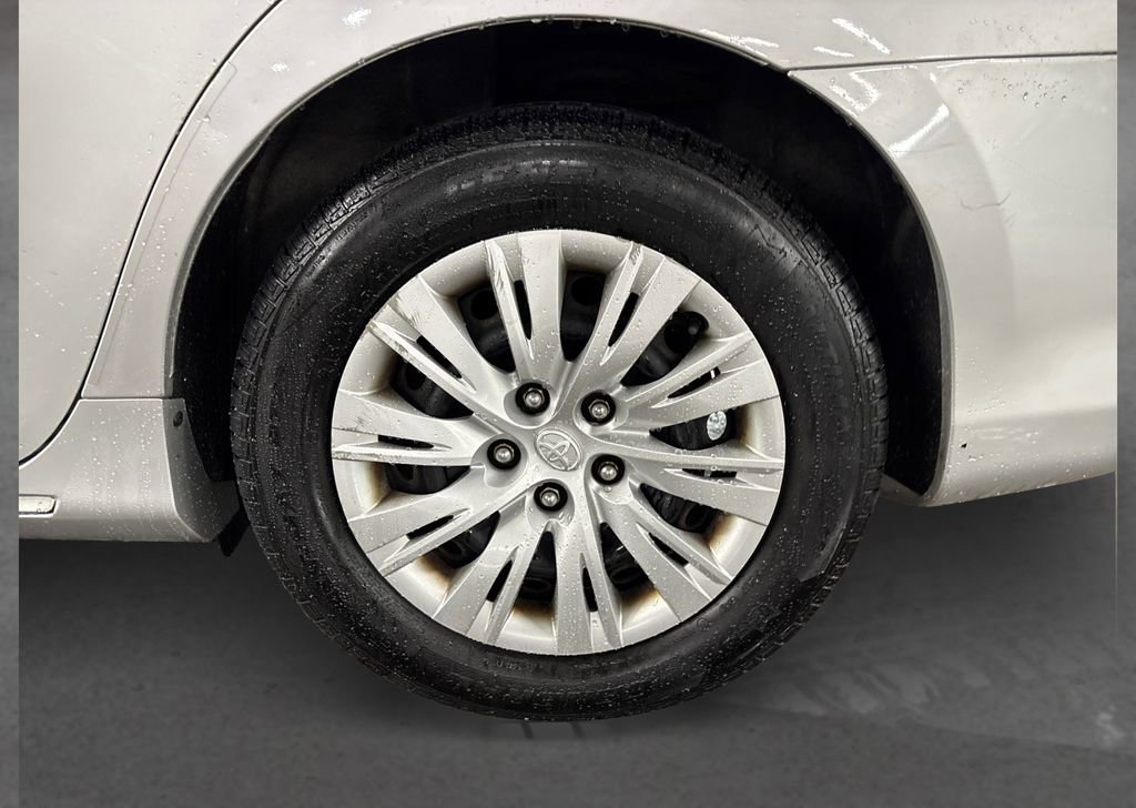 Used 2014 Toyota Camry LE image 15