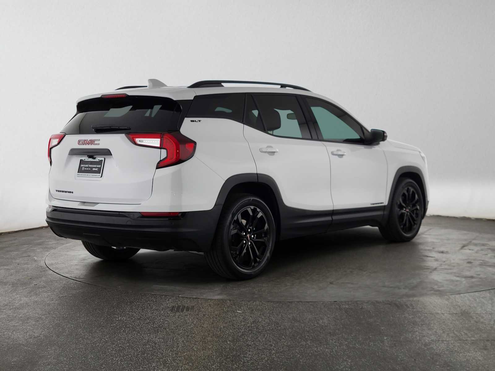 Used 2022 GMC Terrain SLT w/ Infotainment Package II FWD image 3