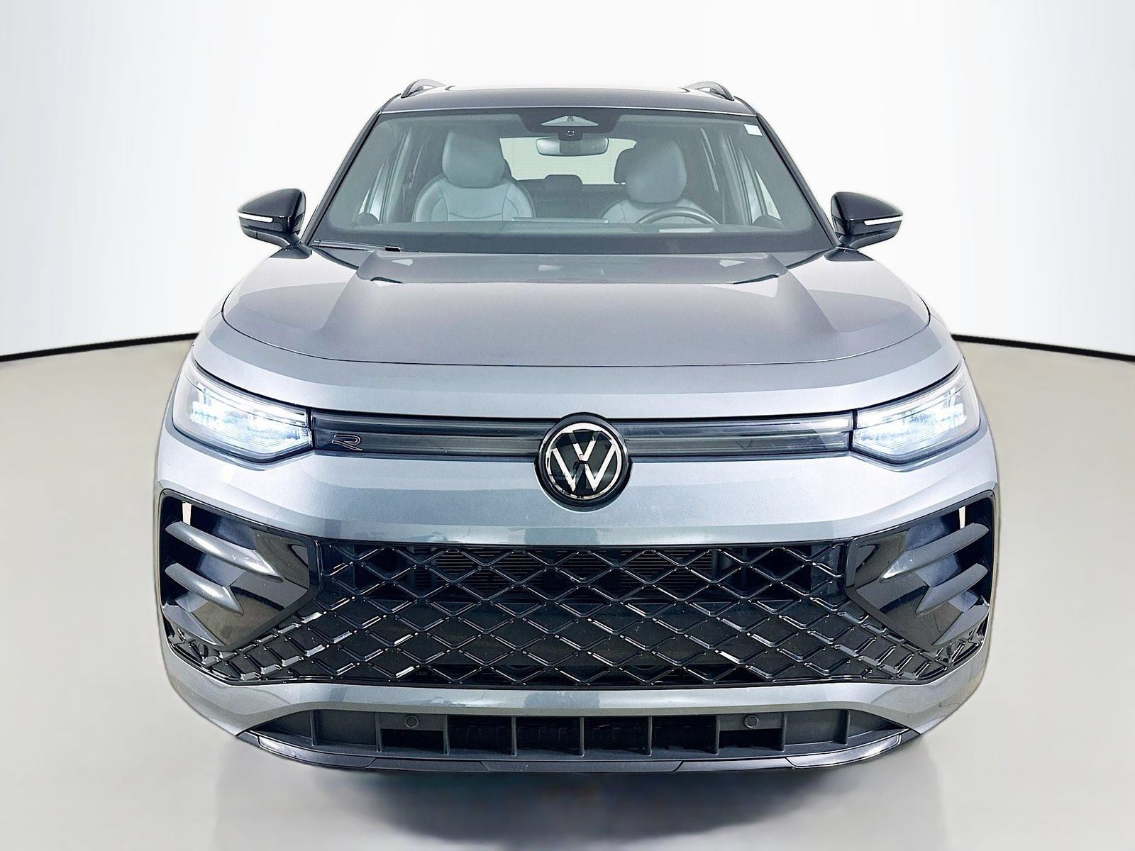 Certified 2025 Volkswagen Tiguan SE R-Line AWD/4WD image 2
