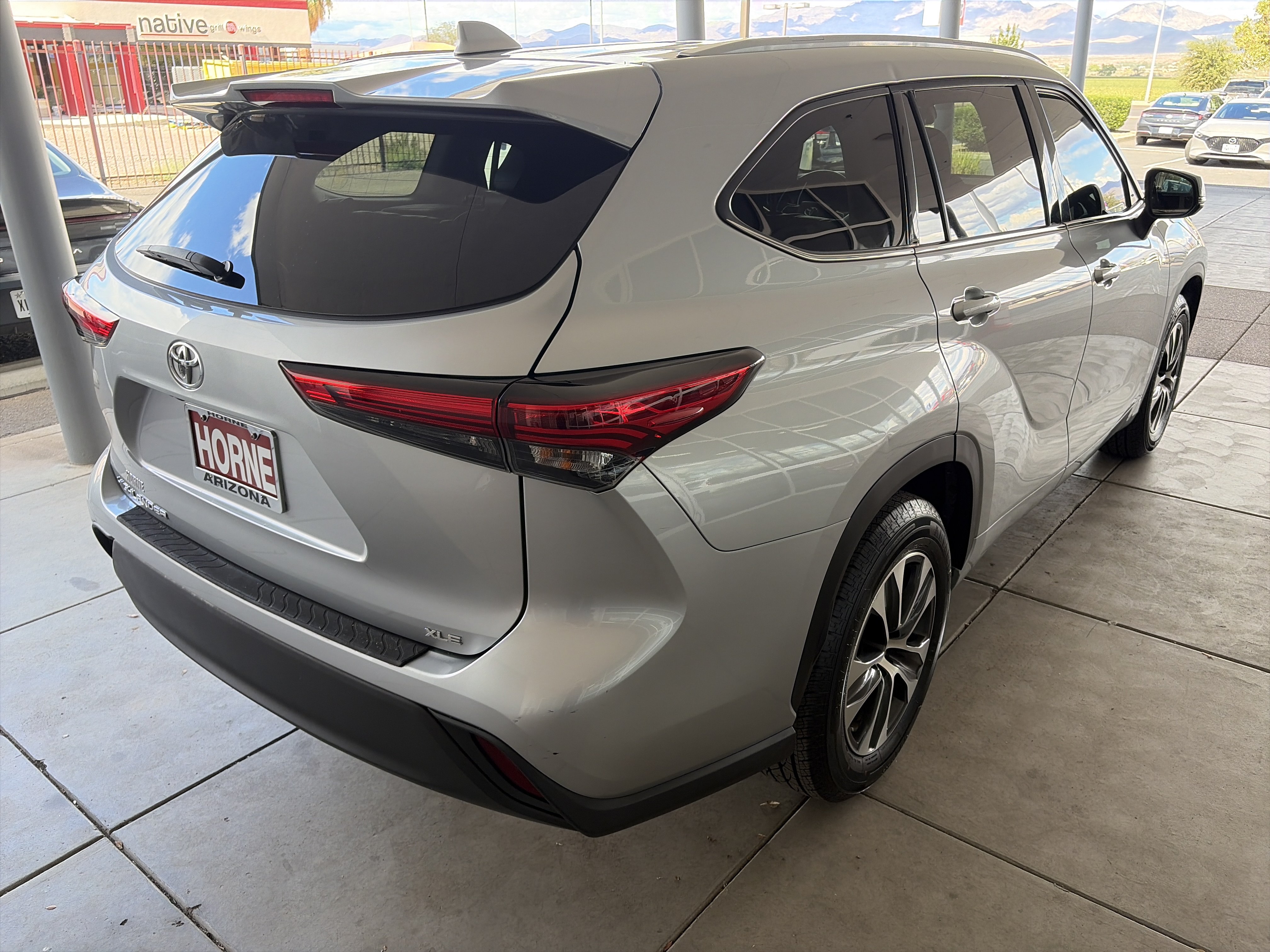 Used 2022 Toyota Highlander XLE FWD image 4
