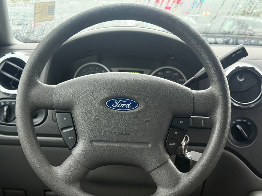 Used 2005 Ford Expedition XLT image 25