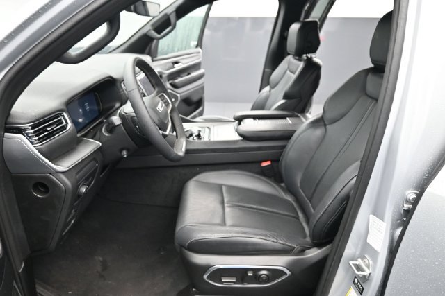Used 2025 Jeep Wagoneer Series II AWD/4WD image 15
