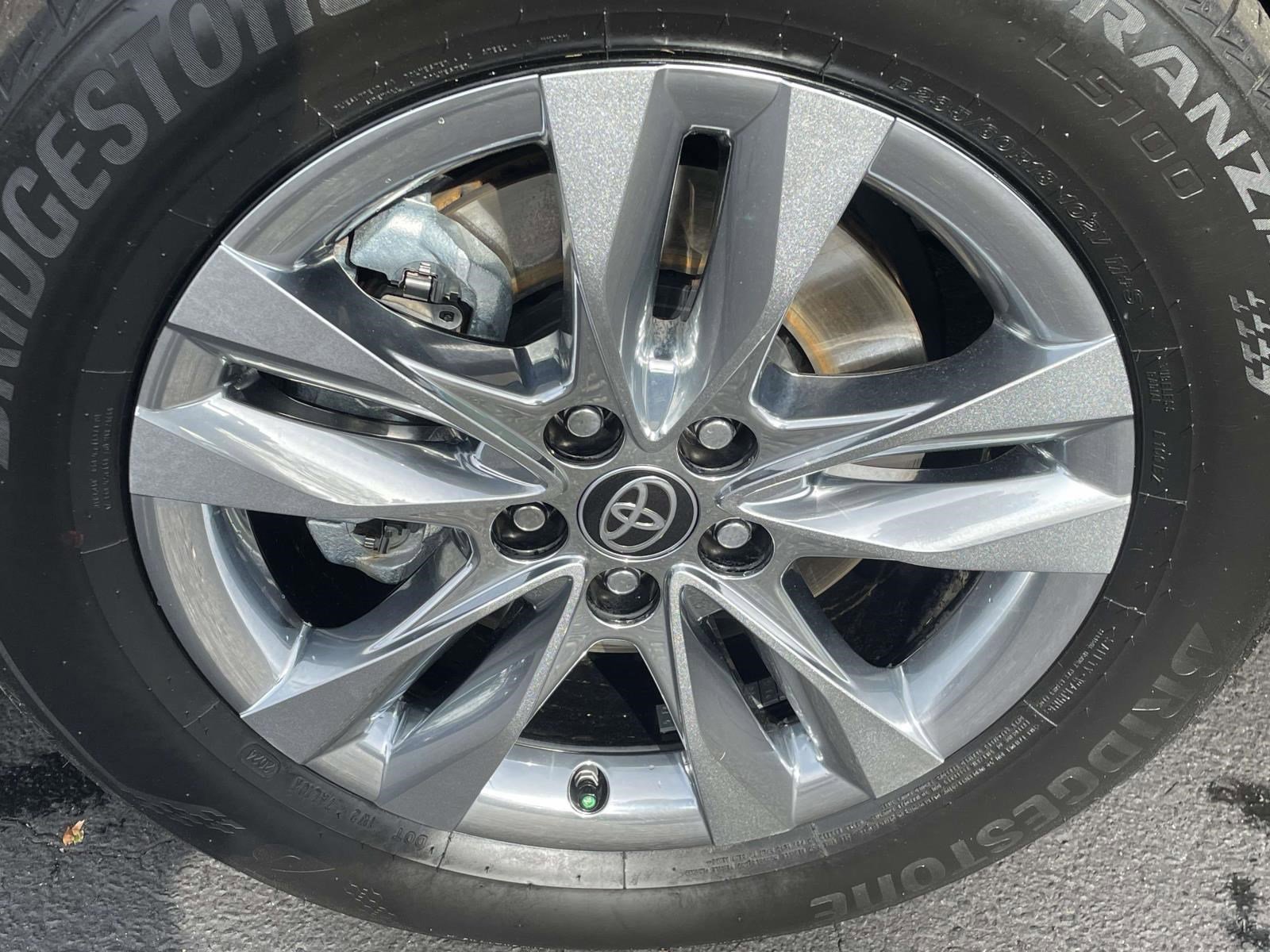 Used 2024 Toyota Sienna XLE FWD image 9