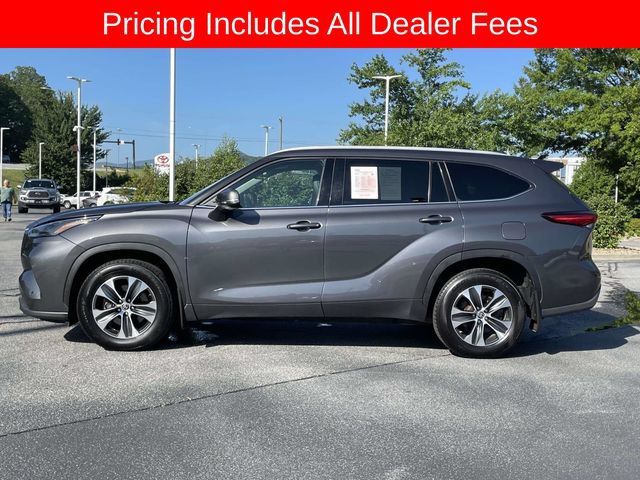 Used 2022 Toyota Highlander XLE AWD/4WD image 2